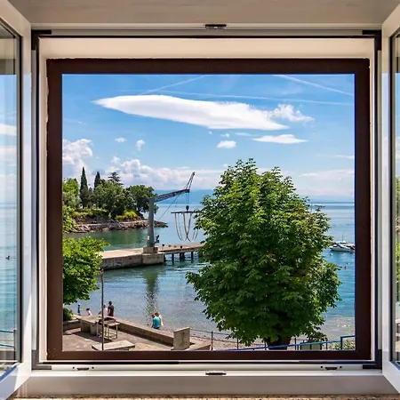 Seafront Voyo Apartment