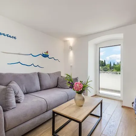Seafront Voyo Apartment *